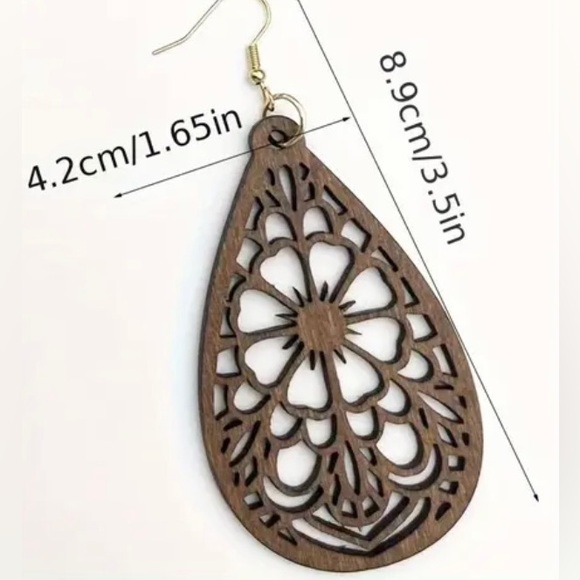 Wood Vintage Carved Flower Pattern Dangle Earrings - Picture 4 of 5